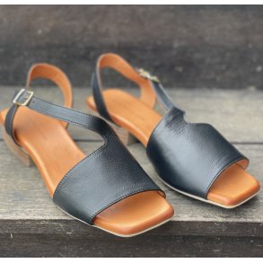MYM let klassisk sort sandal i bl�dt skind med ankelrem - sort