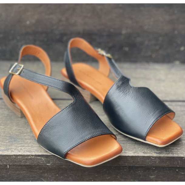 MYM let klassisk sort sandal i bldt skind med ankelrem - sort