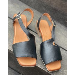 MYM let klassisk sort sandal i bl�dt skind med ankelrem - sort