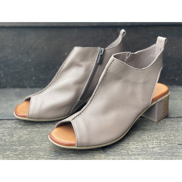 MYM lukket sandal i bldt skind med hj hl - taupe