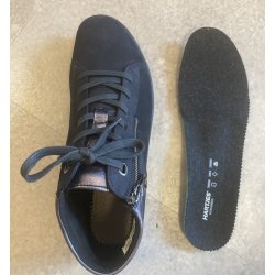 Hartjes stvle med almindelig vidde og velegnet til indlg, casual - bl