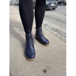 Charlotte of Sweden stvle i bldt skind med snrebnd og lynls, velegnet til indlg - mrkebl