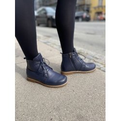 Charlotte of Sweden stvle i bldt skind med snrebnd og lynls, velegnet til indlg - mrkebl