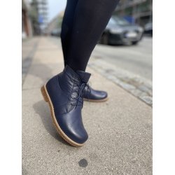 Charlotte of Sweden stvle i bldt skind med snrebnd og lynls, velegnet til indlg - mrkebl