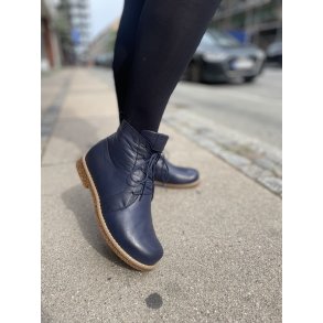 Charlotte of Sweden stvle i bldt skind med snrebnd og lynls, velegnet til indlg - mrkebl