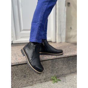 Charlotte of Sweden let chelseaboot med dobbeltlynls, rummelig og velegnet til indlg - sort